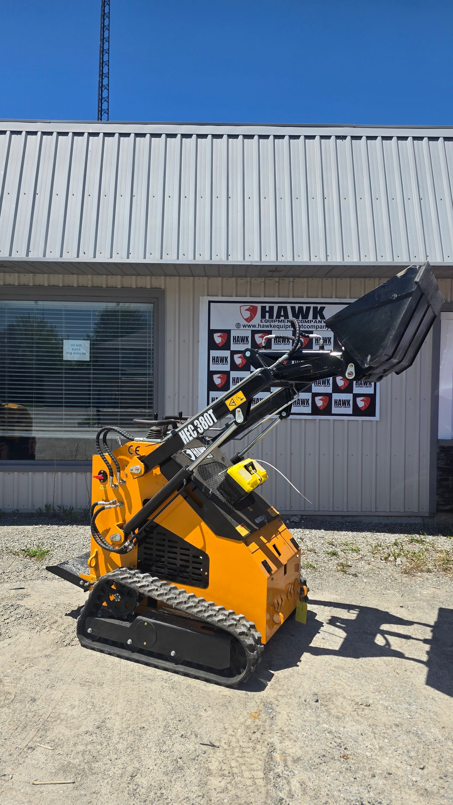 HEC Mini Skid Steer 23 HP 2 pumps with Briggs & Stratton Engine