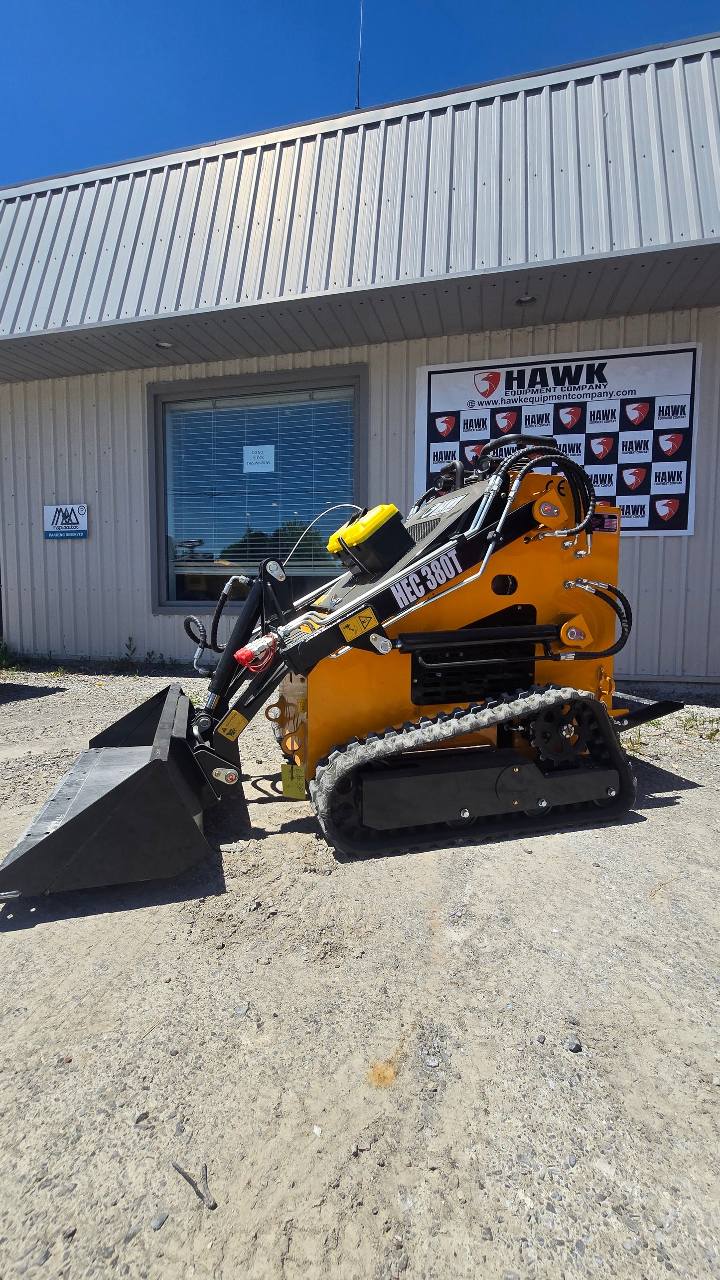 HEC Mini Skid Steer 23 HP 2 pumps with Briggs & Stratton Engine