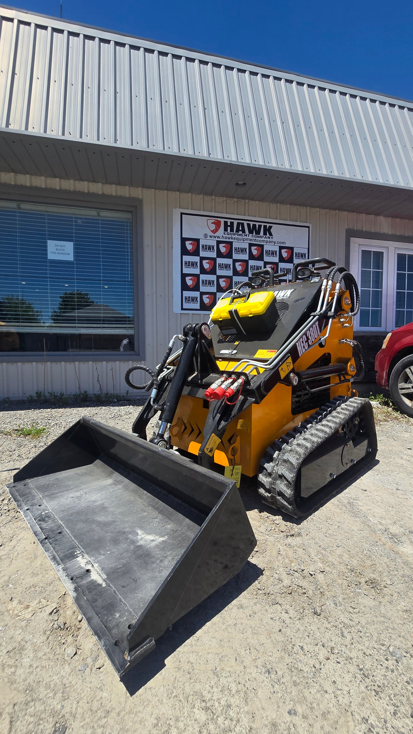 HEC Mini Skid Steer 23 HP 2 pumps with Briggs & Stratton Engine