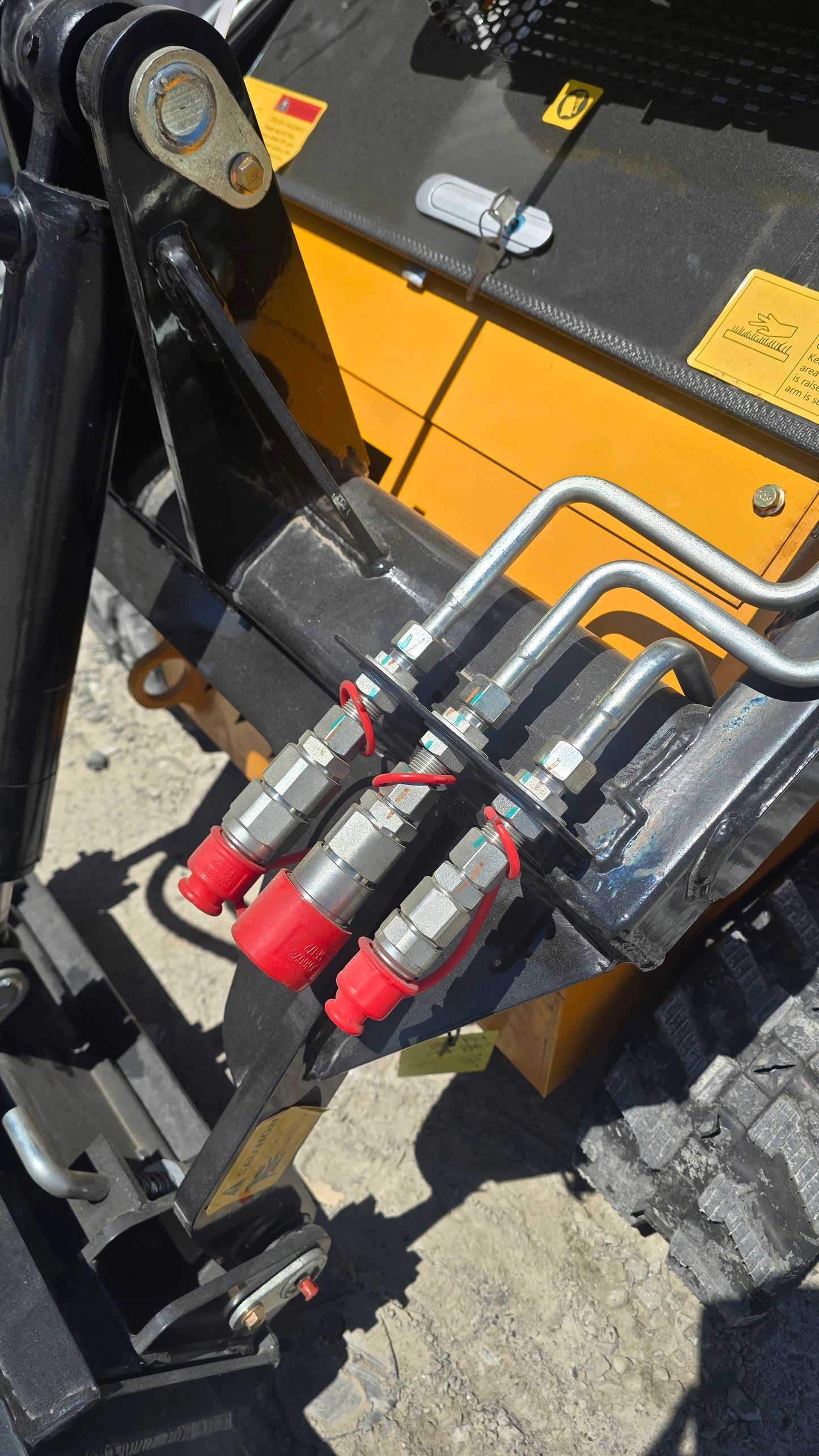 HEC Mini Skid Steer 23 HP 2 pumps with Briggs & Stratton Engine
