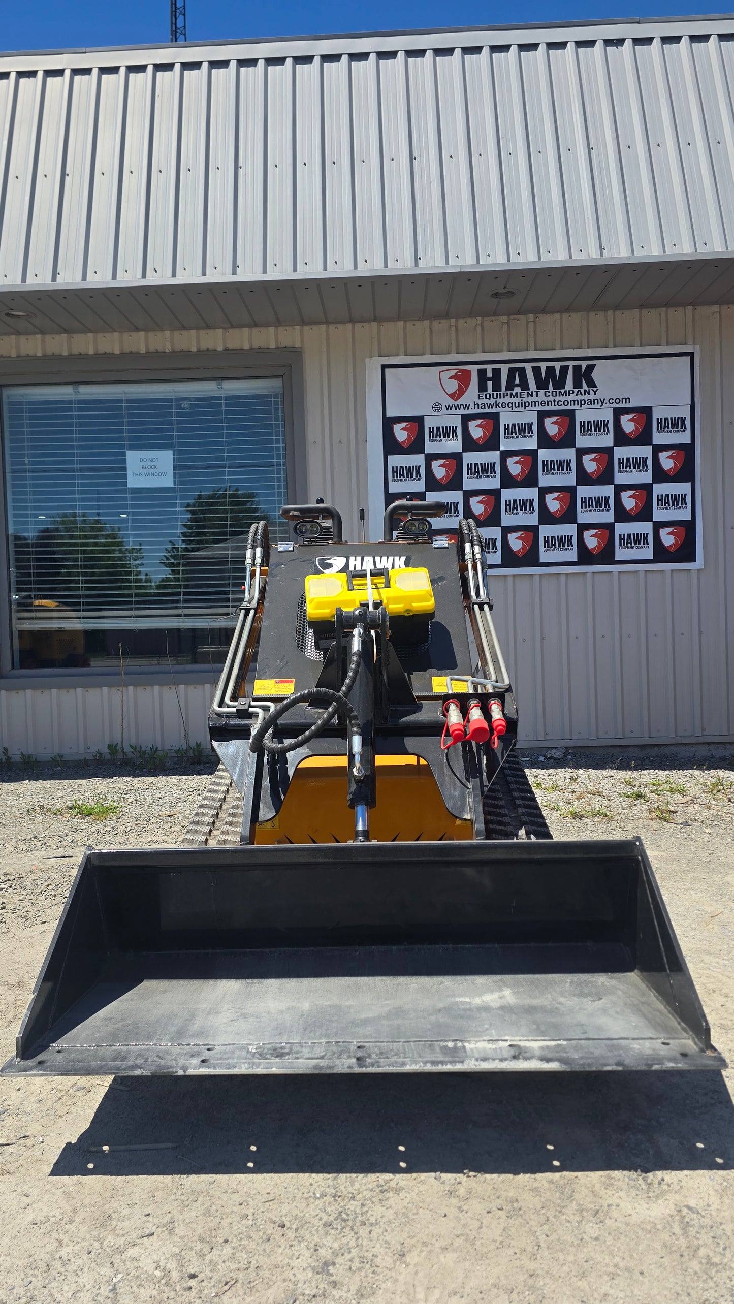 HEC Mini Skid Steer 23 HP 2 pumps with Briggs & Stratton Engine