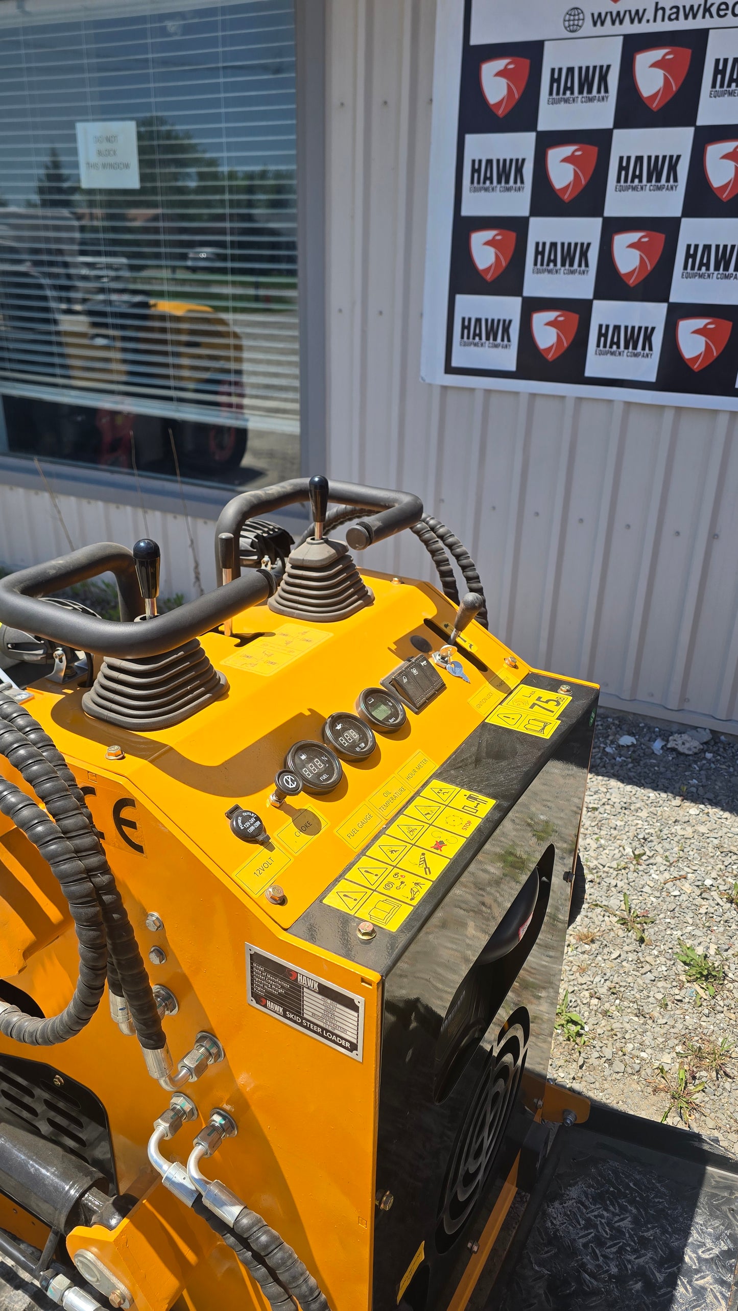 HEC Mini Skid Steer 23 HP 2 pumps with Briggs & Stratton Engine