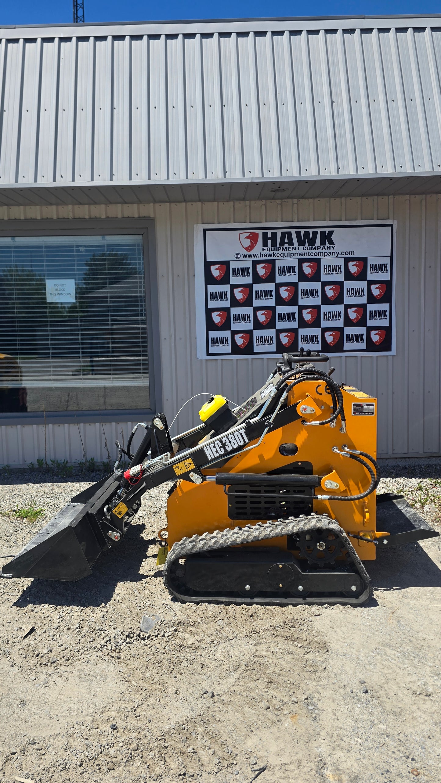 HEC Mini Skid Steer 23 HP 2 pumps with Briggs & Stratton Engine