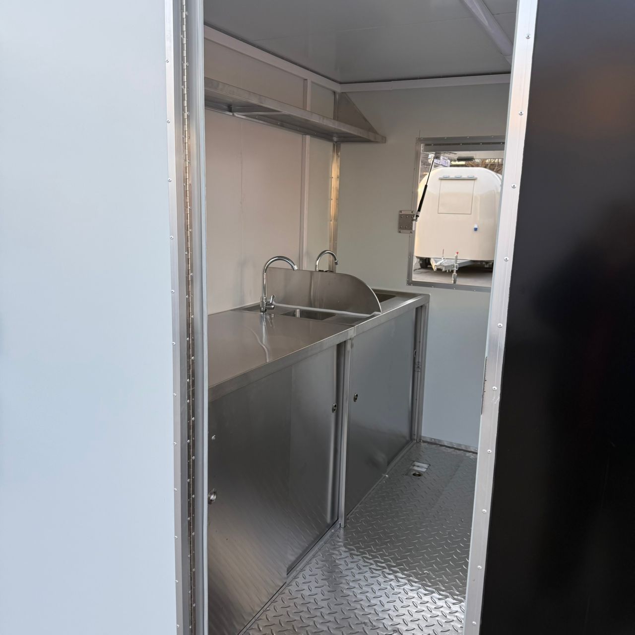 HEC Square Food Cart 3 sinks 7 ft