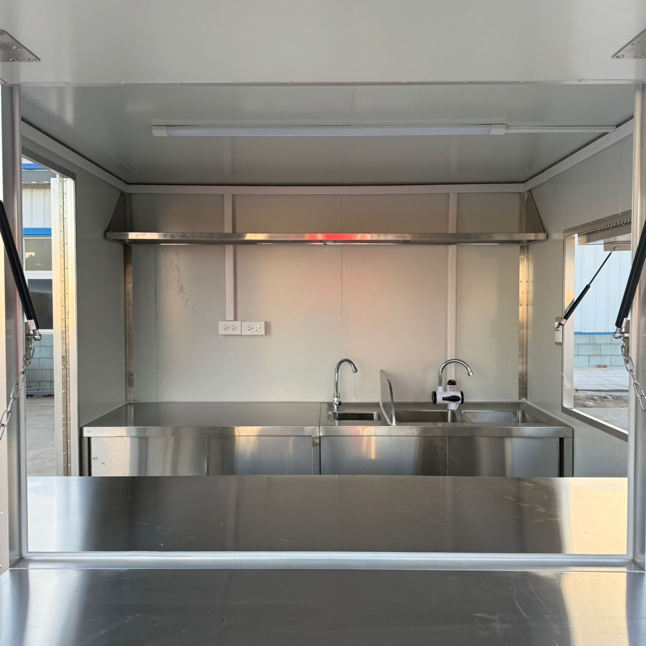 HEC Square Food Cart 3 sinks 7 ft